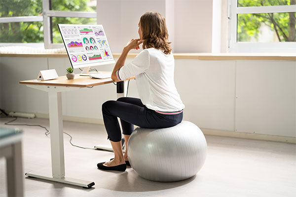 5 Benefits of Sitting on an Exercise Ball at Work